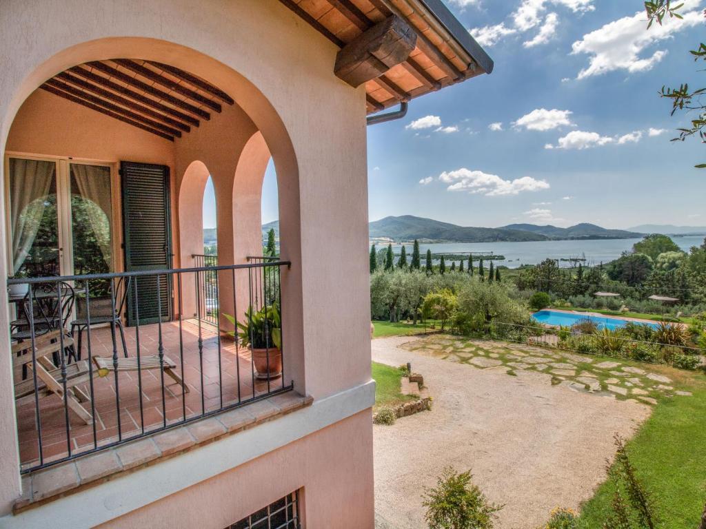 een huis met een balkon met uitzicht op het water bij Villa Olindia by Interhome in San Savino