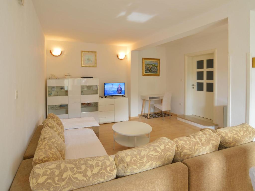 Televízia a/alebo spoločenská miestnosť v ubytovaní Apartment Klarić-2 by Interhome