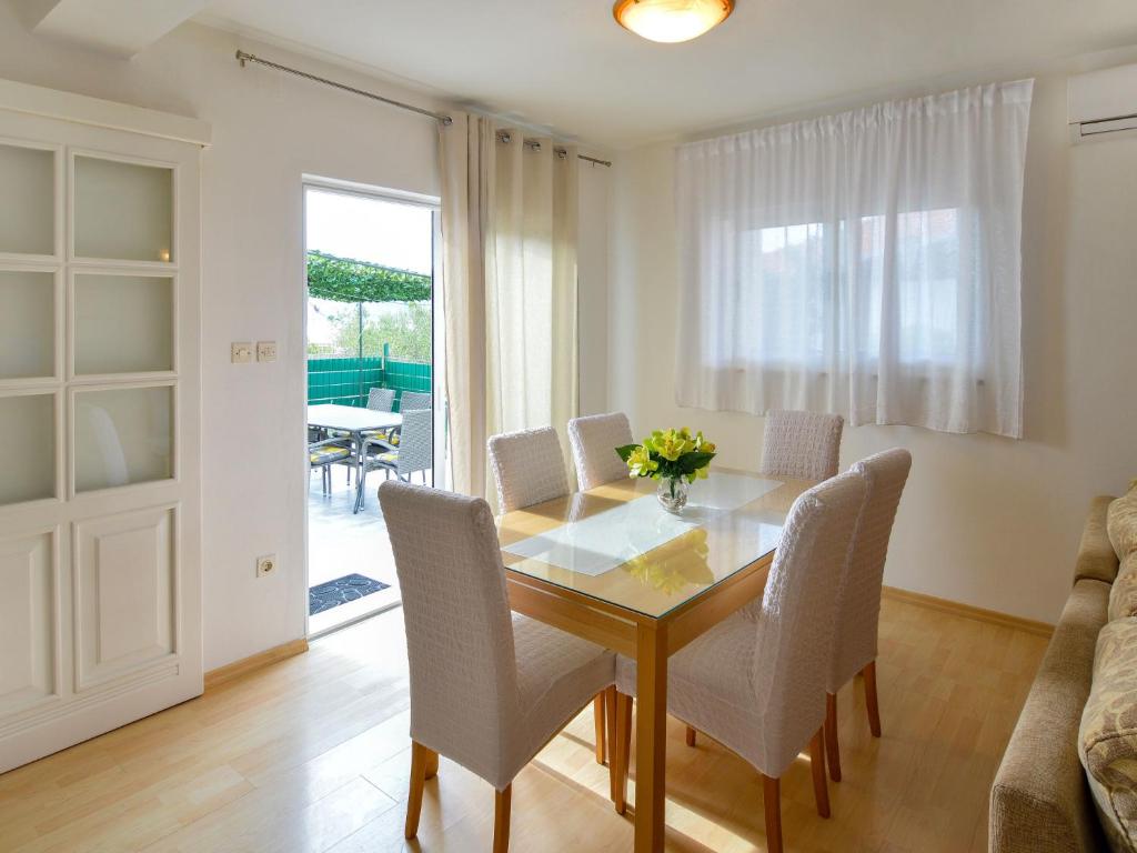 Posedenie v ubytovaní Apartment Klarić-2 by Interhome