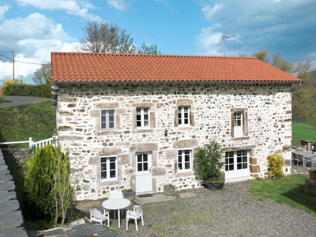 una antigua casa de piedra con techo naranja en Holiday Home Le Chomeil - ACL100 by Interhome, en Chamalières-sur-Loire