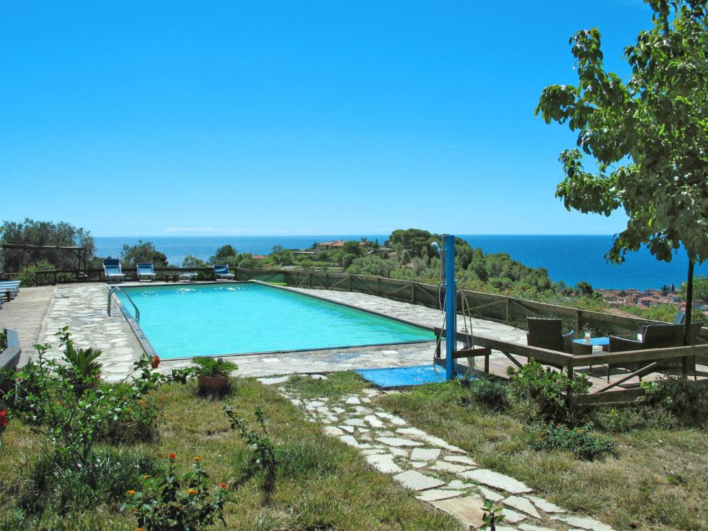 een zwembad met de oceaan op de achtergrond bij Holiday Home Le Terrazze del Geco Bungalow B - SLR301 by Interhome in San Lorenzo al Mare