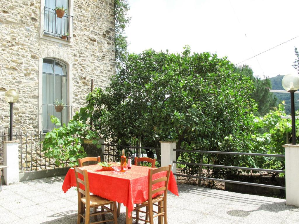een tafel met een rode tafelkleed op een patio bij Holiday Home Casa Simona - DOL134 by Interhome in Costa Carnara