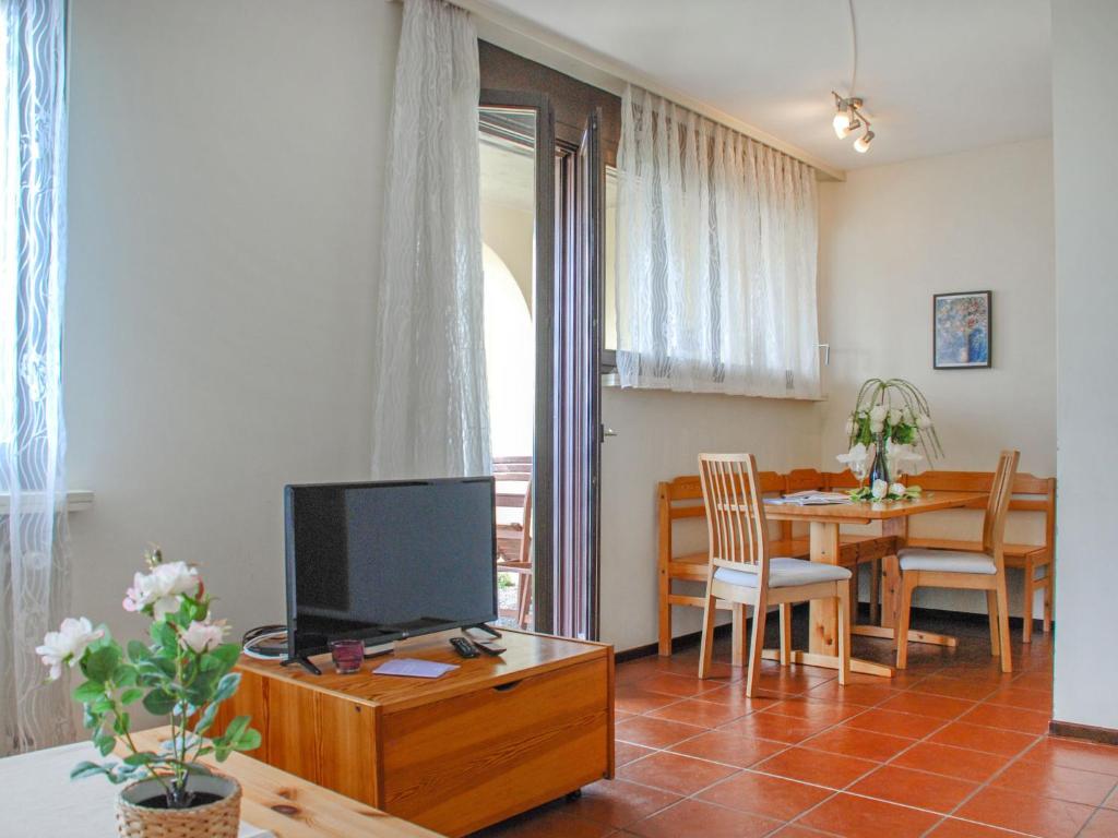 TV a/nebo společenská místnost v ubytování Apartment Bellavista Erika 19 by Interhome