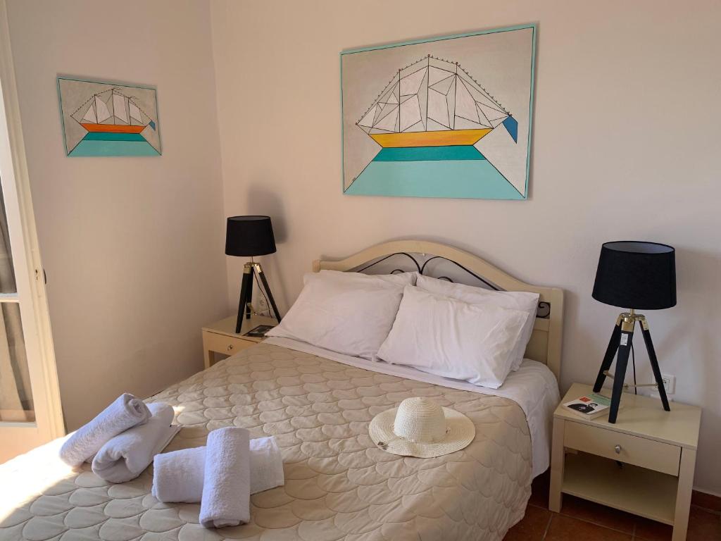 Postel nebo postele na pokoji v ubytování A Hotel Faros