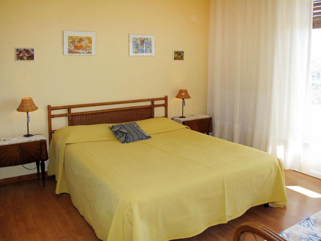 A bed or beds in a room at Apartment Joly - SLR111 by Interhome