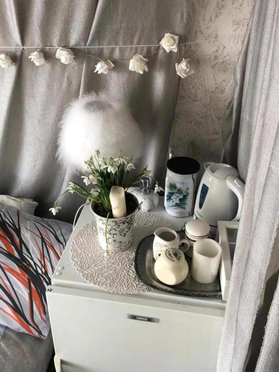 Příslušenství pro přípravu čaje a kávy v ubytování Gulbju māja - Swan house