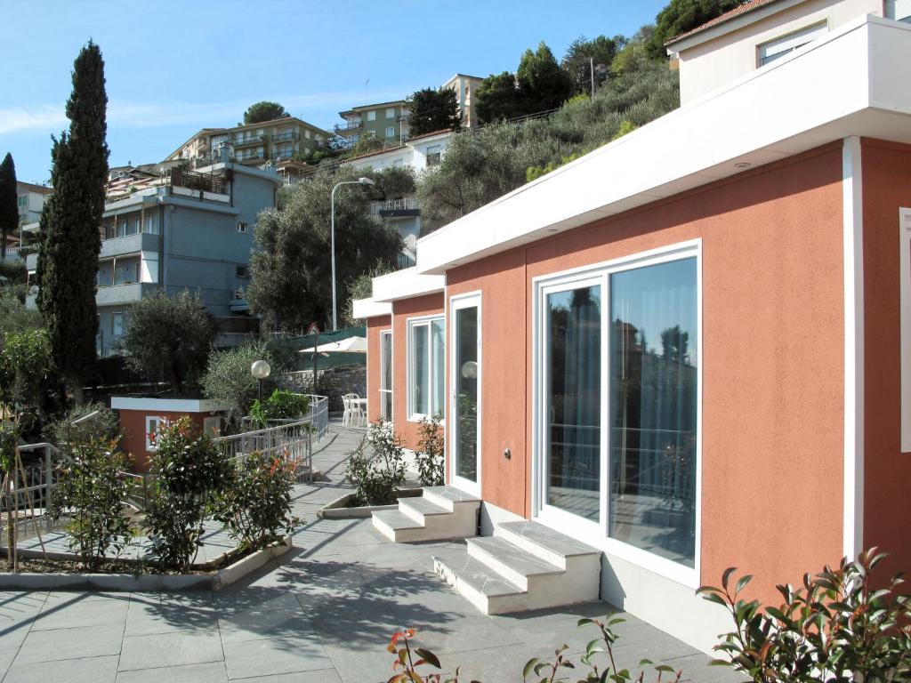 een gebouw met een groot raam en een aantal planten bij Holiday Home Gelsomino - SLR403 by Interhome in San Lorenzo al Mare