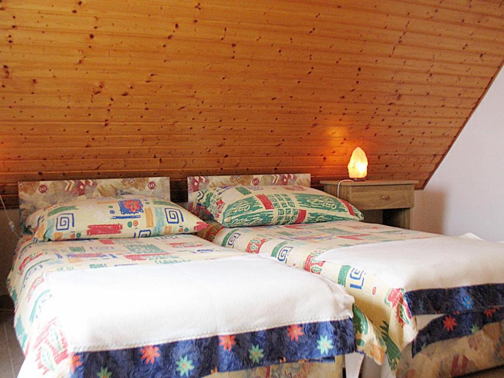 Łóżko lub łóżka w pokoju w obiekcie Holiday Home Annemarie by Interhome