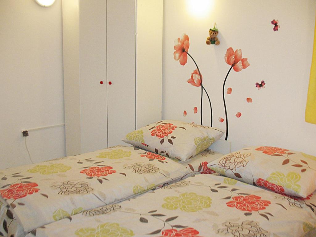 Łóżko lub łóżka w pokoju w obiekcie Holiday Home Annemarie by Interhome