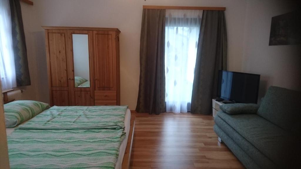 Postel nebo postele na pokoji v ubytování Stanglwirt Frühstückspension