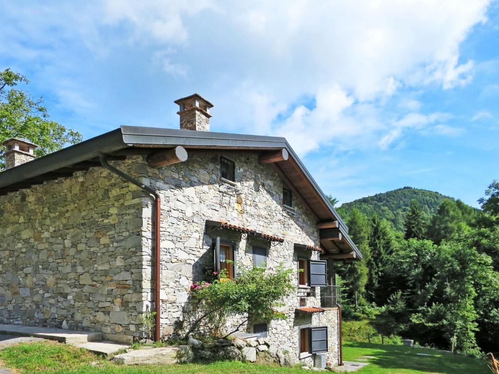 una casa in pietra con un camino sopra di Holiday Home Alpe by Interhome a Brissago Valtravaglia