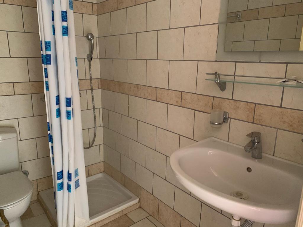 Koupelna v ubytování A Hotel Faros