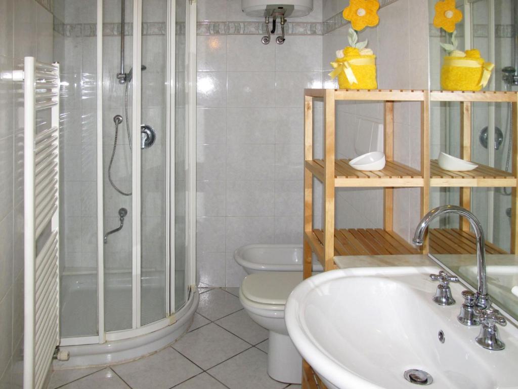 A bathroom at Apartment Gallesio - FLG213 by Interhome