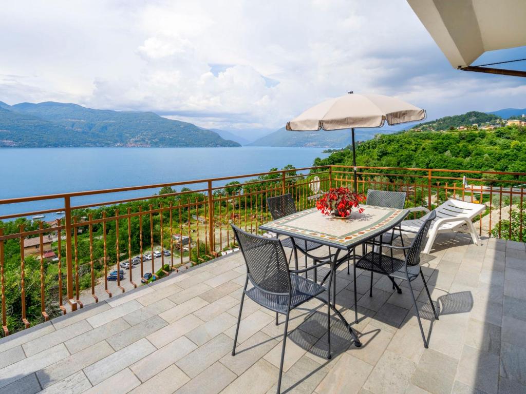 un tavolo e sedie su un balcone con vista sull'acqua di Apartment Montesole - PVA300 by Interhome a Brezzo
