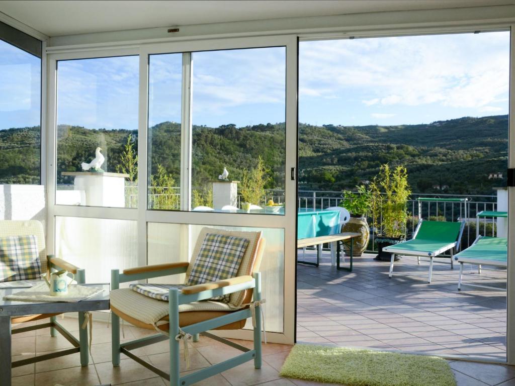 balcón con sillas y vistas a las montañas en Apartment Daniela - DOL295 by Interhome, en Dolcedo