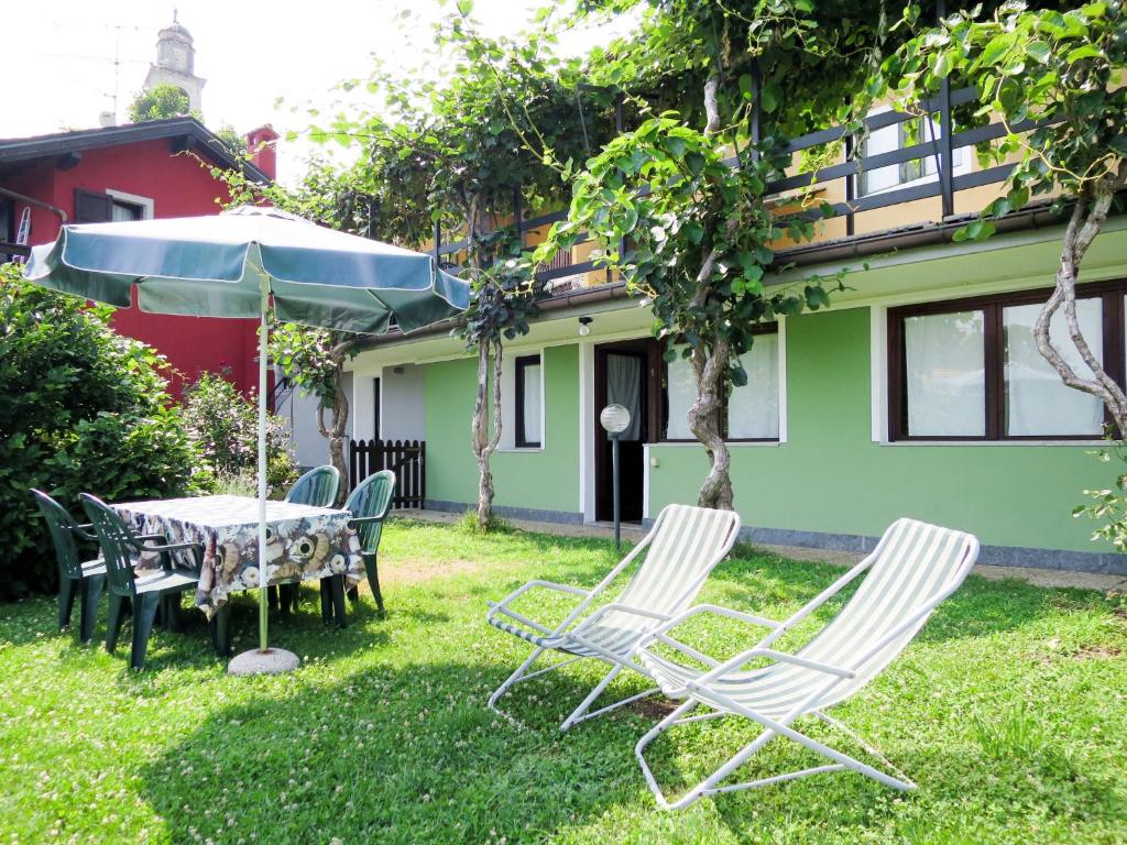 einen Tisch und Stühle im Hof eines Hauses in der Unterkunft Holiday Home Mauro I by Interhome in Trarego Viggiona