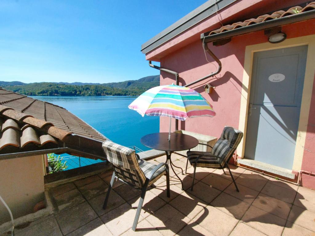 d'une table et de chaises sur un balcon avec vue sur le lac. dans l'établissement Studio Casa sul lago by Interhome, à Orta San Giulio