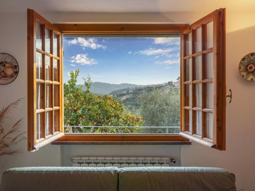 Diano San PietroにあるHoliday Home Casa Paolo by Interhomeの窓(ソファ付)が備わります。