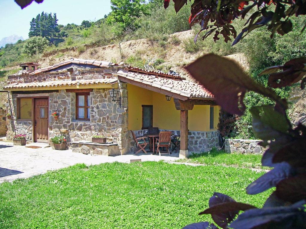 una pequeña casa de piedra con una mesa delante en Apartment Potes Vinon - Cabaña by Interhome, en Tama