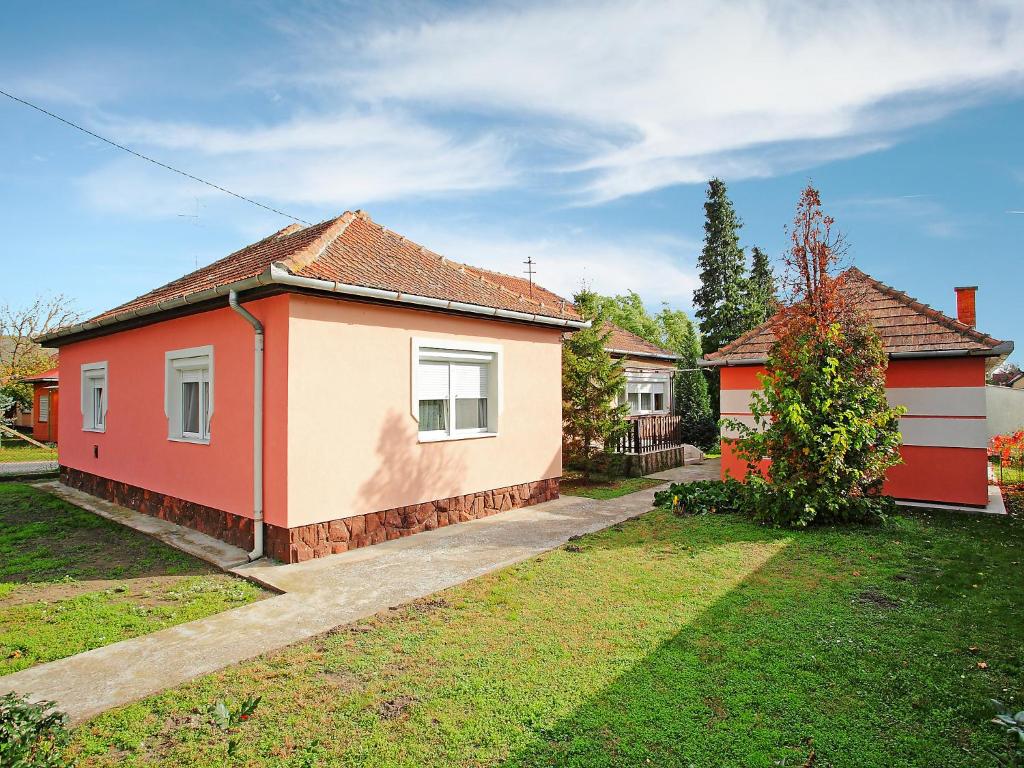 バラトンフェニヴェシュにあるHoliday Home Peach by Interhomeの庭の小さな家