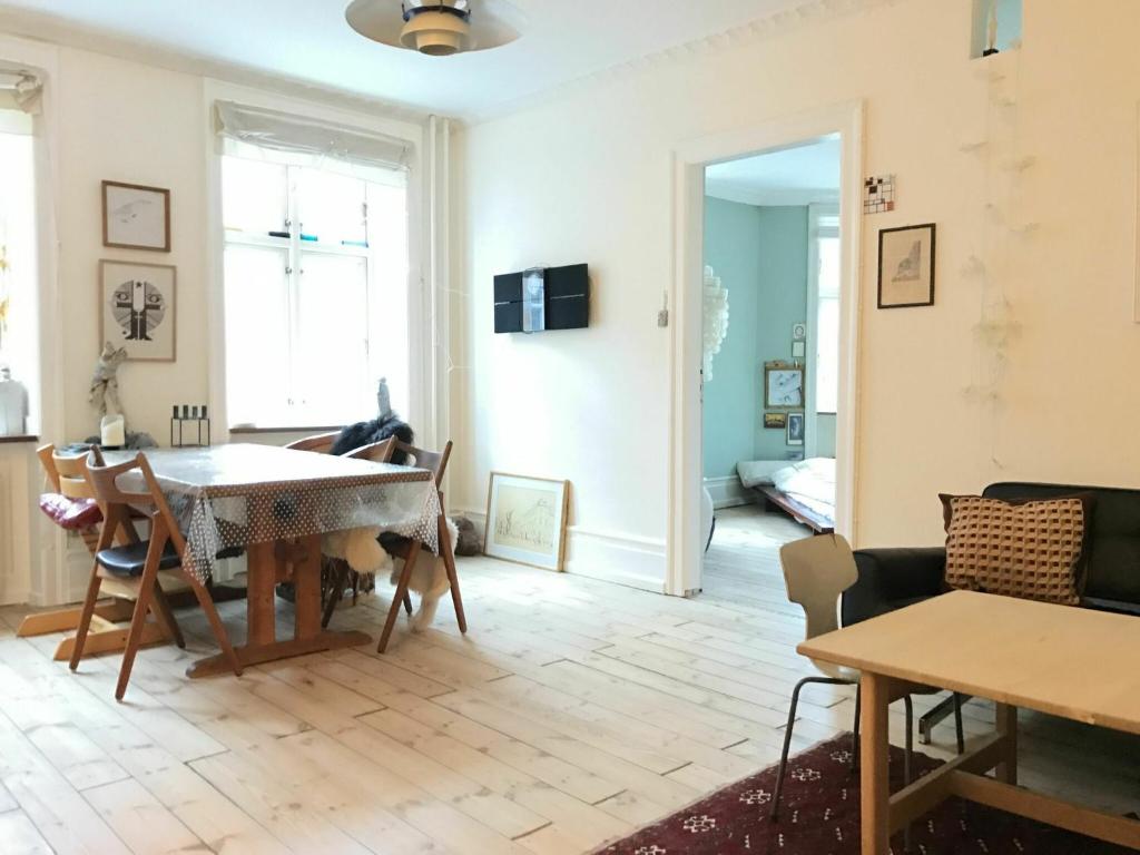 ein Wohnzimmer mit einem Tisch und Stühlen in der Unterkunft ApartmentInCopenhagen Apartment 1107 in Kopenhagen