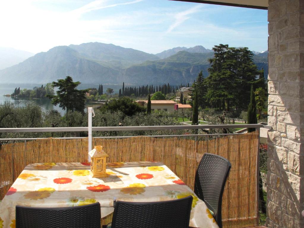 stół i krzesła na balkonie z widokiem na góry w obiekcie Apartment Villa Rizzardi-2 by Interhome w mieście Malcesine