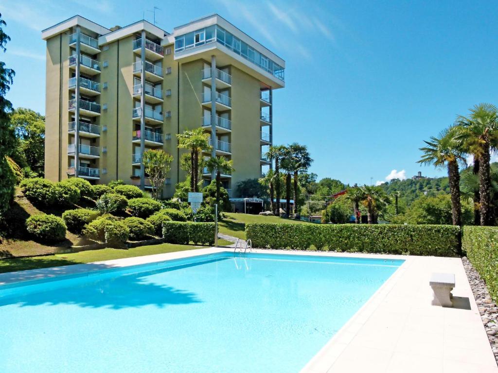 una piscina di fronte a un edificio di Apartment Euroville - LUI154 by Interhome a Germignaga