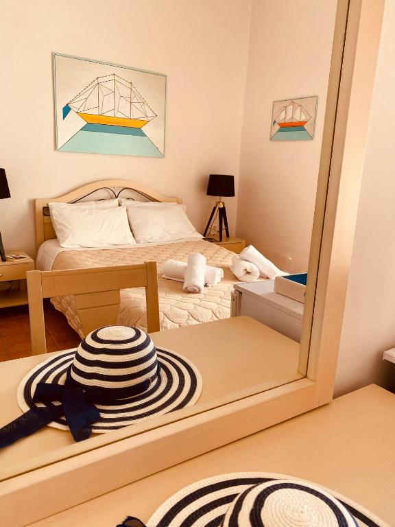 Postel nebo postele na pokoji v ubytování A Hotel Faros