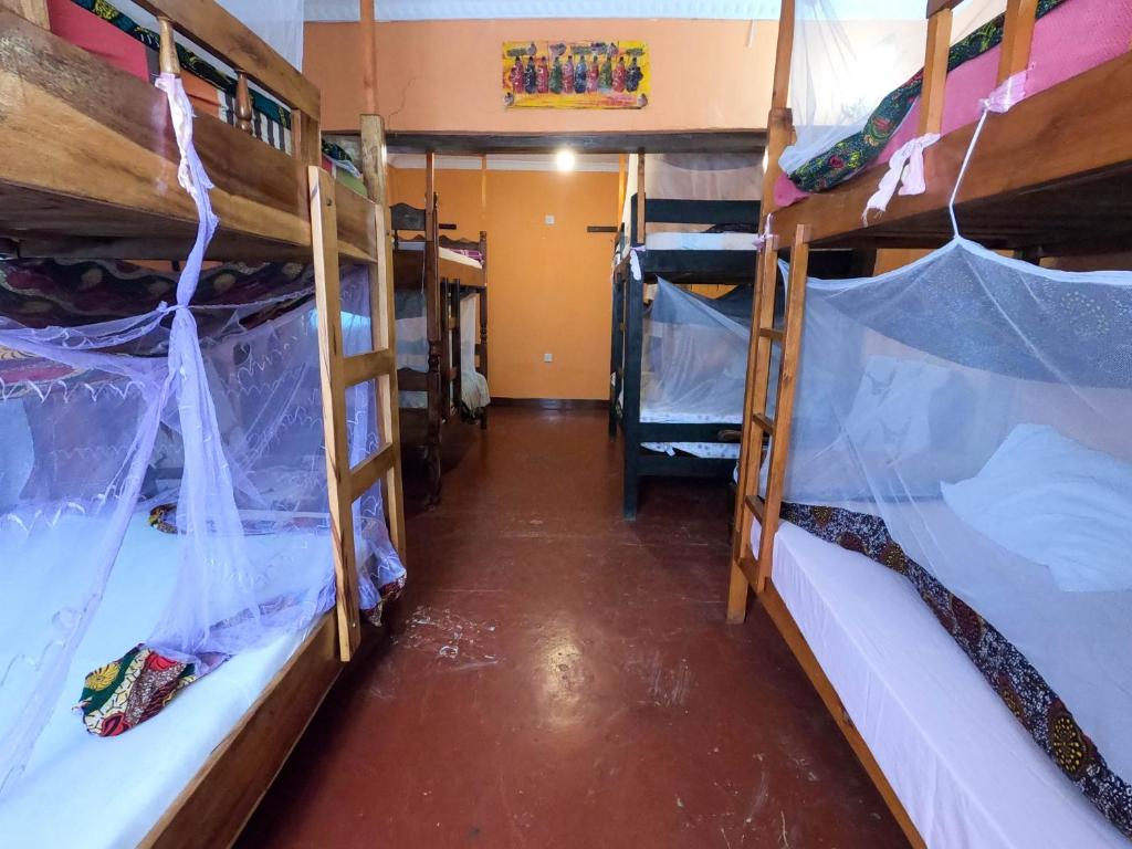 Palanda nebo palandy na pokoji v ubytování First Point Arusha Hostel