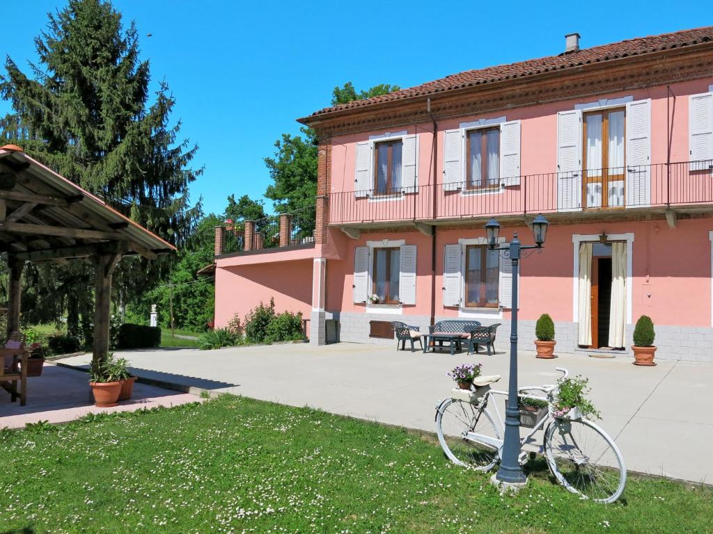 una bicicleta estacionada frente a una casa rosa en Holiday Home Il Cavaliere by Interhome, en Castellero