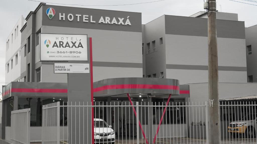 un hotel amaya con coches estacionados fuera de él en Hotel Araxá, en Araxá