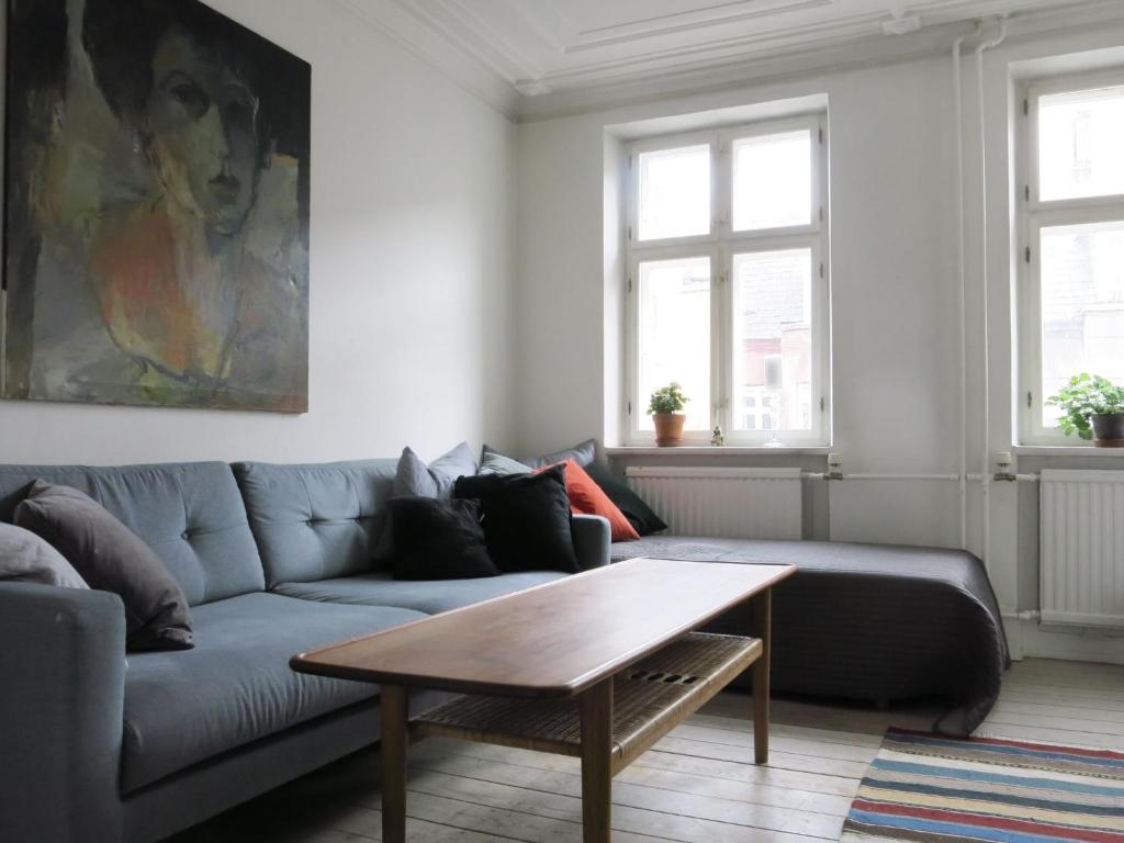 ein Wohnzimmer mit einem Sofa und einem Couchtisch in der Unterkunft ApartmentInCopenhagen Apartment 1267 in Kopenhagen