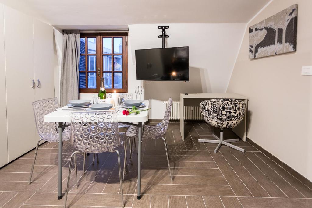 Telewizja i/lub zestaw kina domowego w obiekcie HH Hermoso Housing ALESSANDRIA