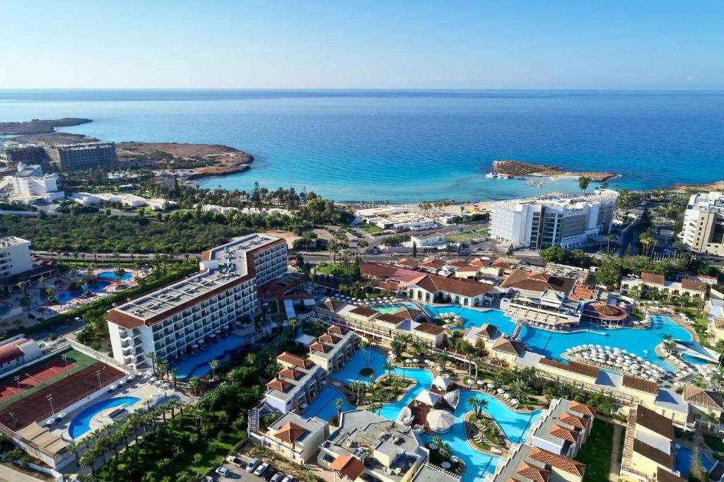 Atlantica Aeneas Resort في أيا نابا: اطلالة جوية على المنتجع والمحيط