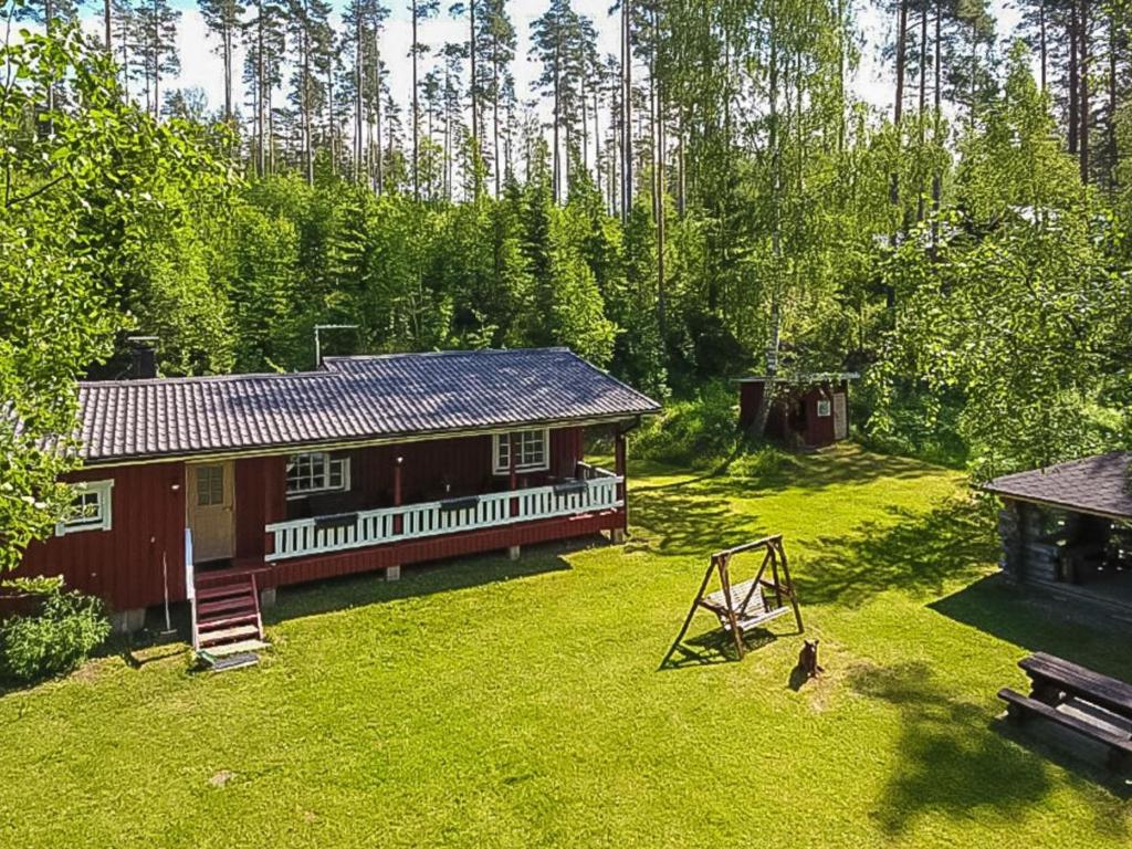 a small house in the middle of a yard at Holiday Home Juurlahti by Interhome in Hara
