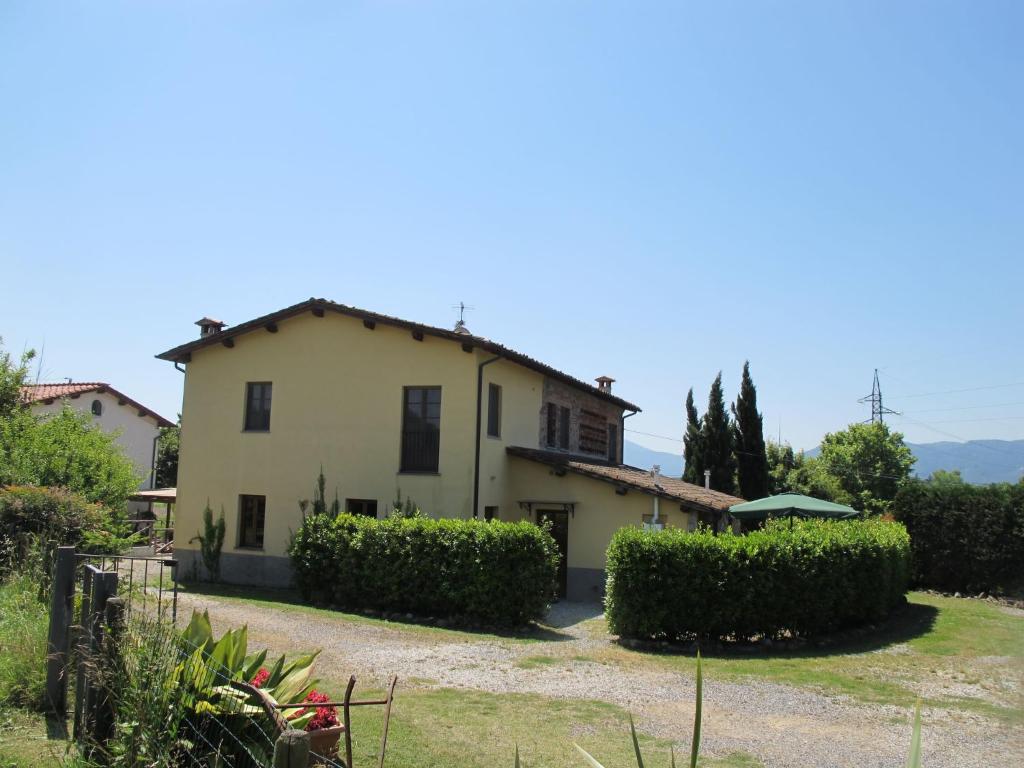 Sant' AlessioにあるHoliday Home Renata by Interhomeの庭中家
