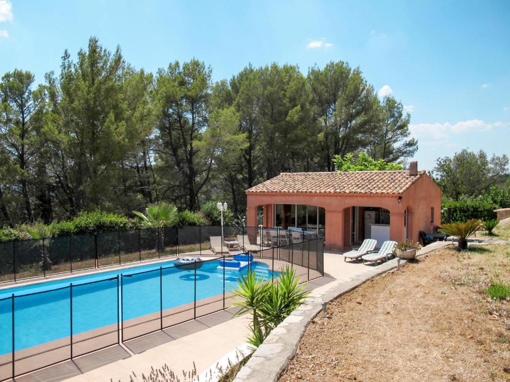une maison avec une piscine et un bâtiment dans l'établissement Holiday Home Le Cabanon by Interhome, à Draguignan