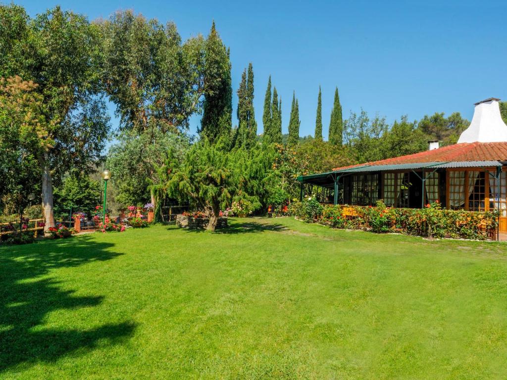 A garden outside Holiday Home Mobilhome B - AEG402 by Interhome