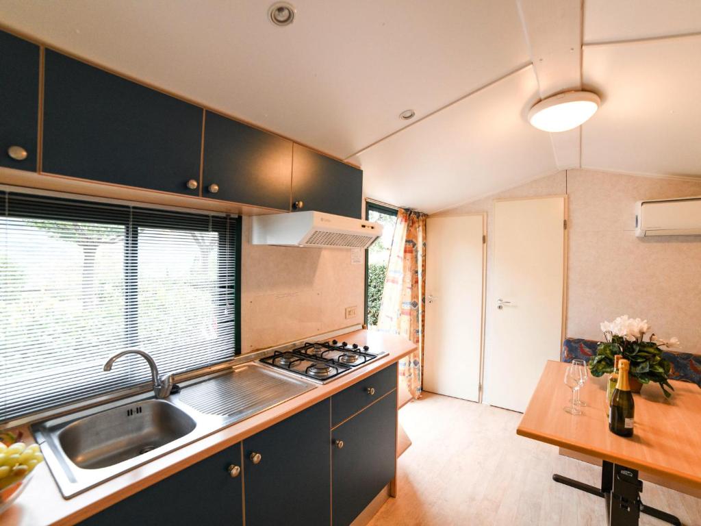 A kitchen or kitchenette at Holiday Home Mobilhome B - AEG402 by Interhome