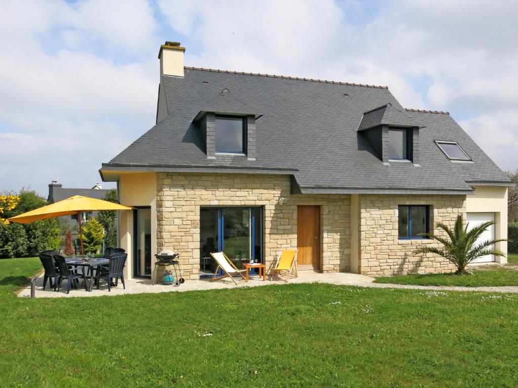 una casa con mesa y sillas en el patio en Holiday Home Golf de Bretagne - RHU354 by Interhome, en Sarzeau