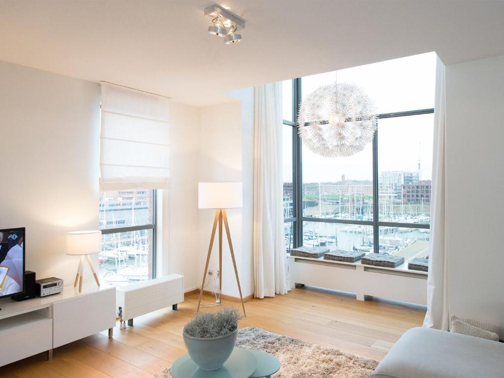 een woonkamer met een groot raam met uitzicht bij Luxury penthouse near Scheveningen beach in Scheveningen