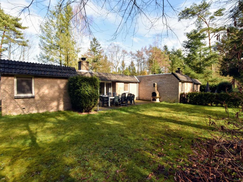 uma casa de tijolos com um quintal com um quintal relvado sidx sidx em Appealing Holiday Home in Guelders near Forest em Lochem