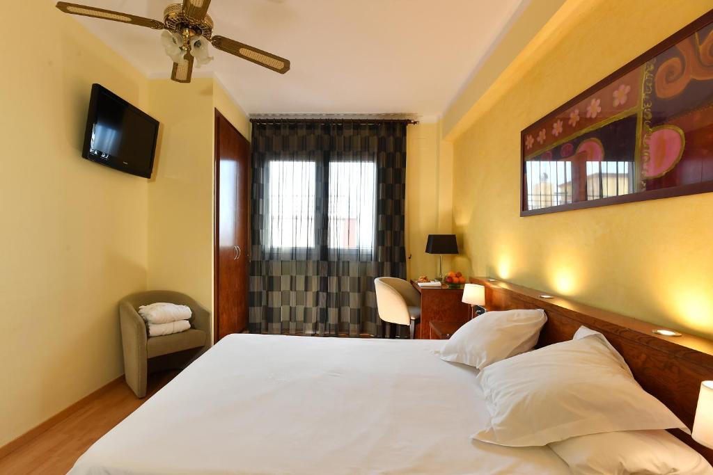 Postel nebo postele na pokoji v ubytování Hotel Rosa & Spa Begur