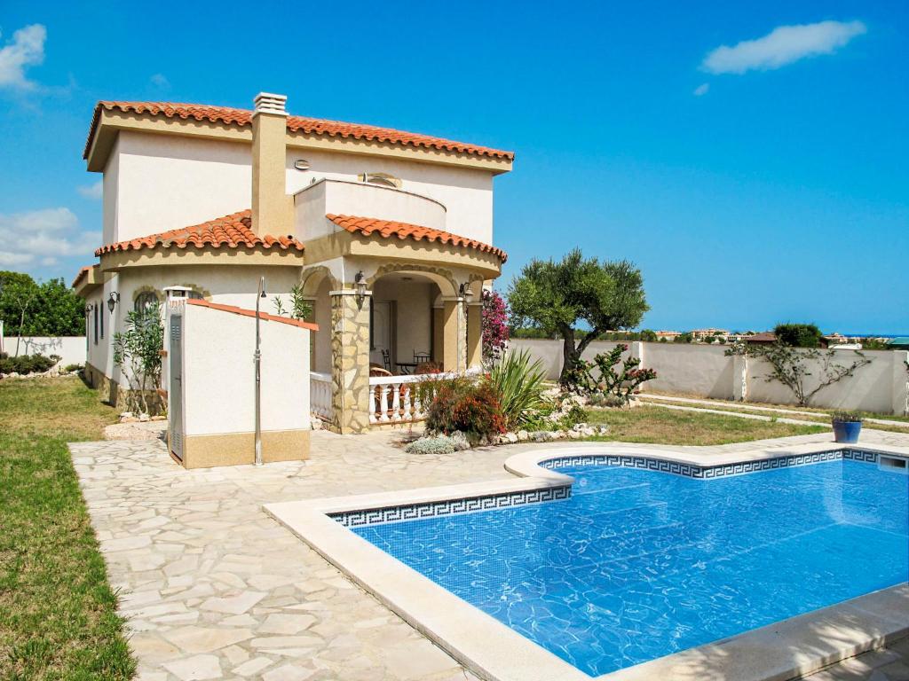 Villa con piscina frente a una casa en Holiday Home Silvia - MPL231 by Interhome en Miami Platja