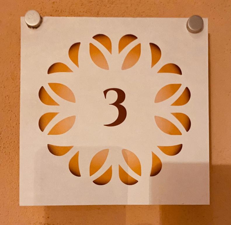 a sign with the number three on a wall at HH Hermoso Housing VALENZA in Valenza