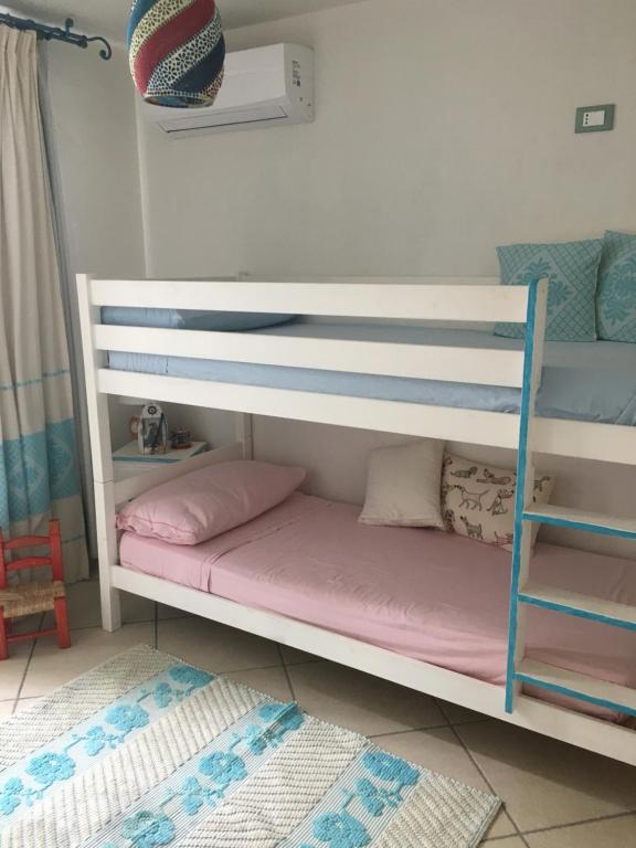 Tempat tidur susun dalam kamar di Charming Holiday Home