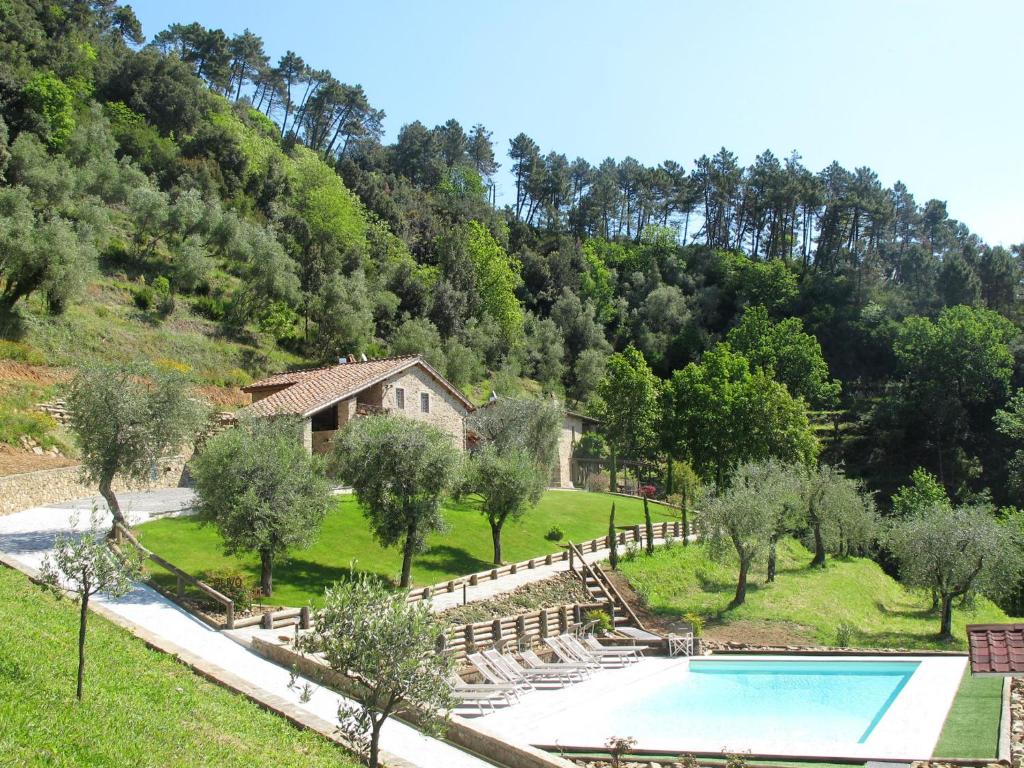 uma piscina num quintal com casa e árvores em Holiday Home Campodori by Interhome em San Martino in Freddana