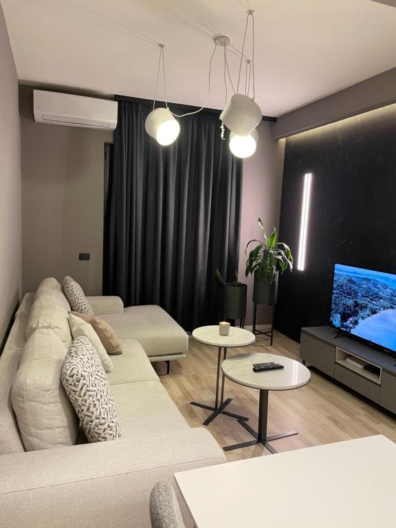 Tirana LUX Apartments tesisinde bir oturma alanı
