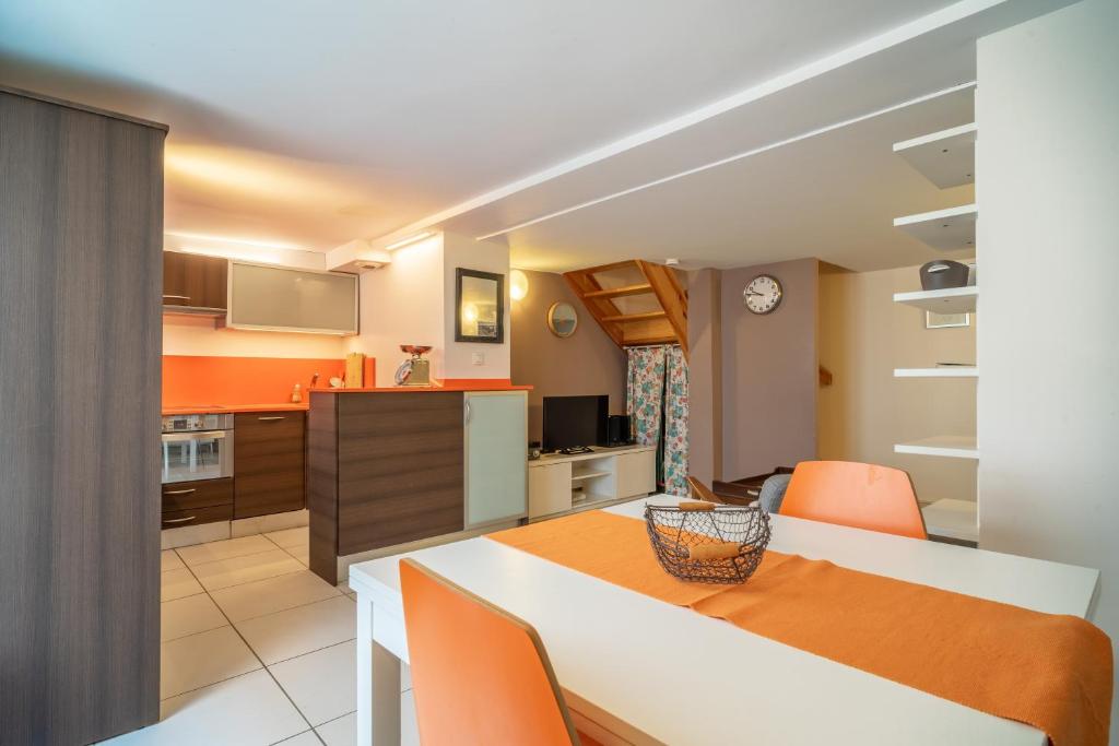 a kitchen and dining room with a table and chairs at MAGNOLIAS 2- quartier résidentiel proche de la plage in Hendaye