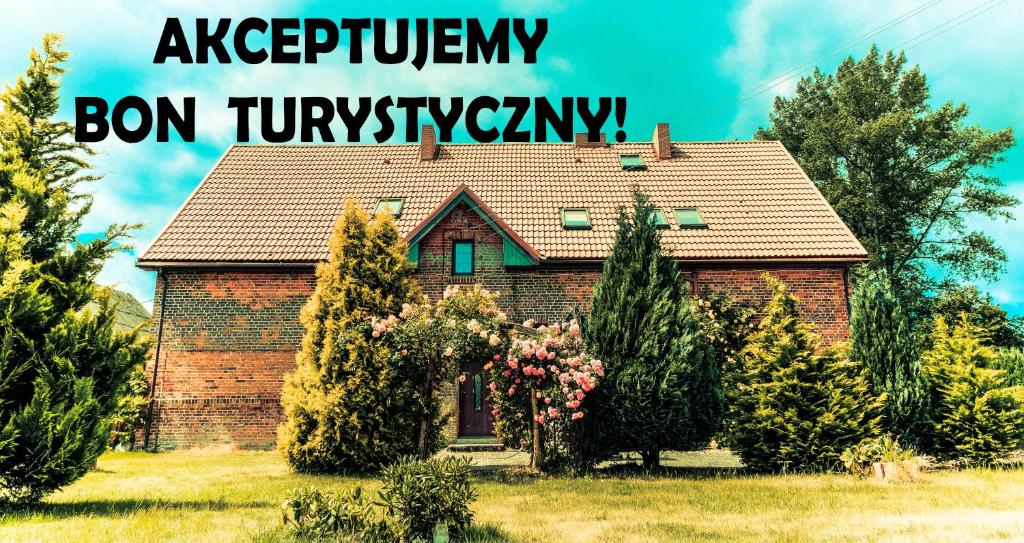 a house with the words aggleton bon tivoli at Chata na końcu świata in Czaplin Mały